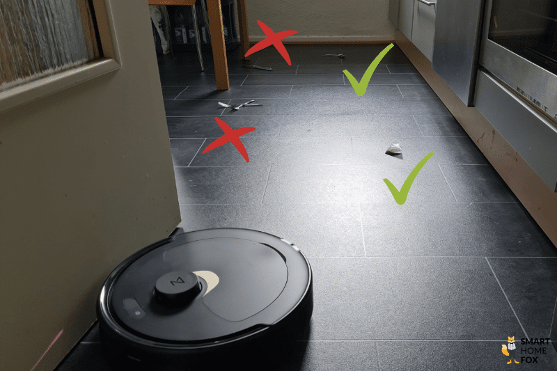 Der Roborock Q Revo beim Hinderniserkennungstest von flachen Gegenständen.